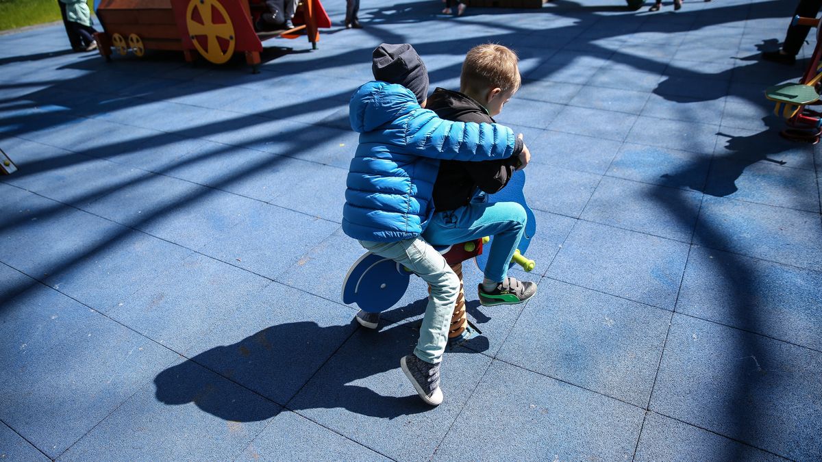 dzieci
Warszawa, 12.05.2017. Prezydent Warszawy Hanna Gronkiewicz-Waltz, 12 bm. odwiedzi�a przedszkole nr 74 w Warszawie, gdzie odby�a si� konferencja prasowa nt. nowego rozwi�zania dla rodzic�w maj�cych dzieci w warszawskich przedszkolach. (rg/nlat) PAP/Rafa� Guz
Rafa� Guz
briefing prasowy, dzieci, konferencja prasowa, miasto, nowe, plac zabaw, polityk polityka, przedszkola, przedszkolaki, przedszkole, rodzice, rozwi�zania, rozwi�zanie, warszawskie, zabawa