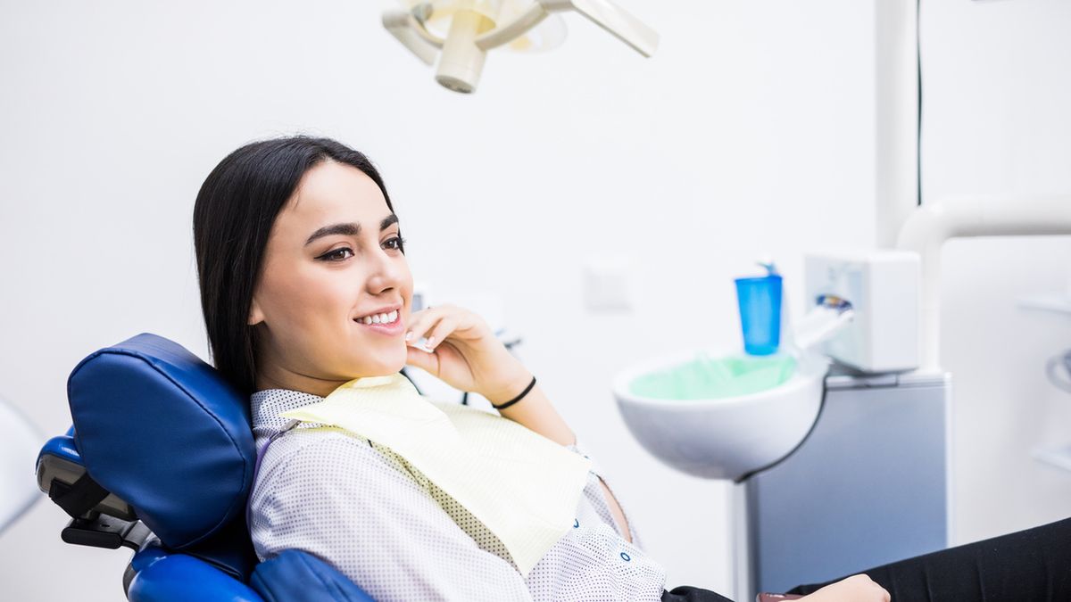 Piaskowanie zębów to zabieg wykonywany w gabinecie dentystycznym za pomocą piaskarki. Ma na celu usunięcie płytki nazębnej, osadów i niektórych przebarwień. Piaskowanie sprawia, że zęby stają się zdrowsze, jaśniejsze i gładsze. Zabieg ten jest całkowicie bezbolesny, często stosuje się go jako przygotowanie przed wybielaniem lub po ultradźwiękowym skalingu.