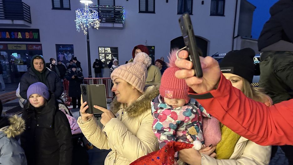 Piękne i pełne magii rozświetlenie choinki w Ożarowie