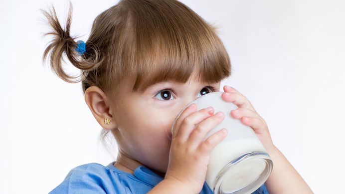 Szklanka mleka przed snem dla dziecka? To nie najlepszy pomysł