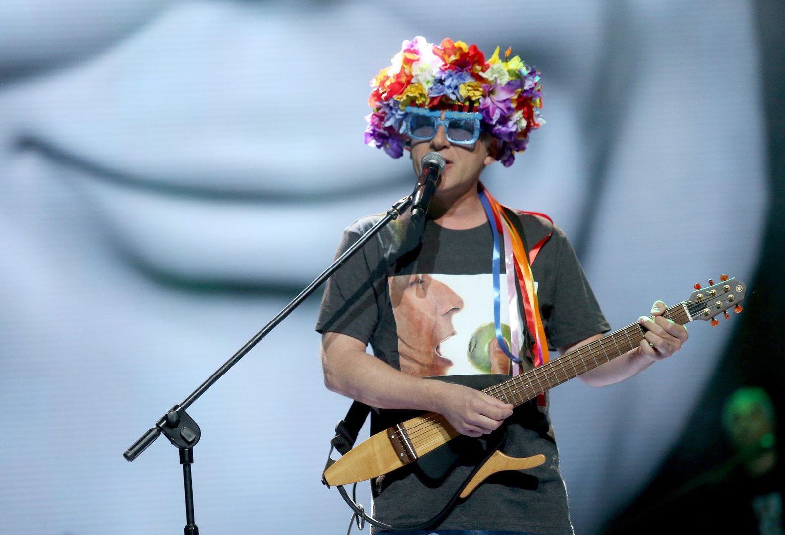 Z gitarą w dłoni i uśmiechem na twarzy – Kuba Sienkiewicz wciąż czaruje publiczność.