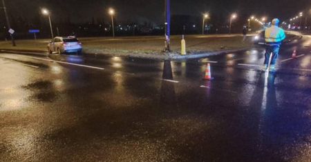 Miał STOP, a nie ustąpił pierwszeństwa. Nocne zderzenie peugeota z hyundaiem na skrzyżowaniu