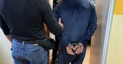 Chojnice: Diler uciekał policji na hulajnodze z torbą pełną narkotyków. Wjechał do klatki schodowej i próbował się schować