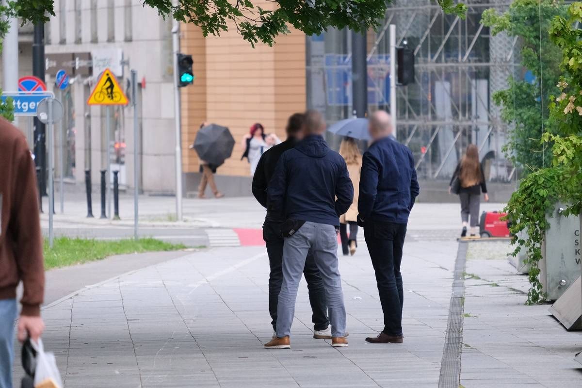 Funkcjonariusze policji po cywilnemu i Służby Ochrony Państwa