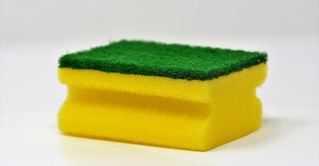Włóż gąbkę do lodówki. Genialny patent!