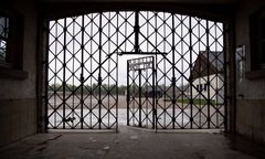Joe Biden zarzuca muzeum KL Dachau fałszowanie historii. "Okrutne detale zostały złagodzone"