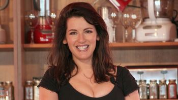 Nigella Lawson ma nową fuchę w telewizji. Tak dziś wygląda LŻEJSZA O 20 KILOGRAMÓW "bogini kuchni" (FOTO)
