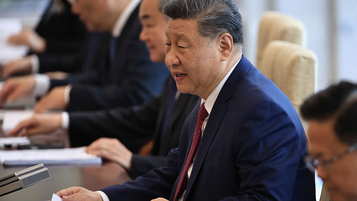 Chinese President Xi Jinping speaks during a bilateral meeting with Spanish Prime Minister Pedro Sanchez (Not Pictured) at Diaoyutai Guest House in Beijing, China, 11 April 2025. EPA/ANDRES MARTINEZ CASARES / POOL Dostawca: PAP/EPA.