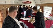 Pociąg "Nieśpieszny" zawitał do Radomia i jeszcze tutaj wróci. Sentymentalna podróż w czasy PRL. Zobacz, co się działo