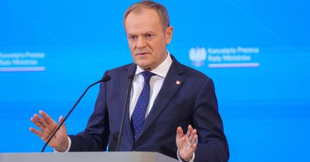 Tusk przyznaje: za często korzystałem z lotów po kraju