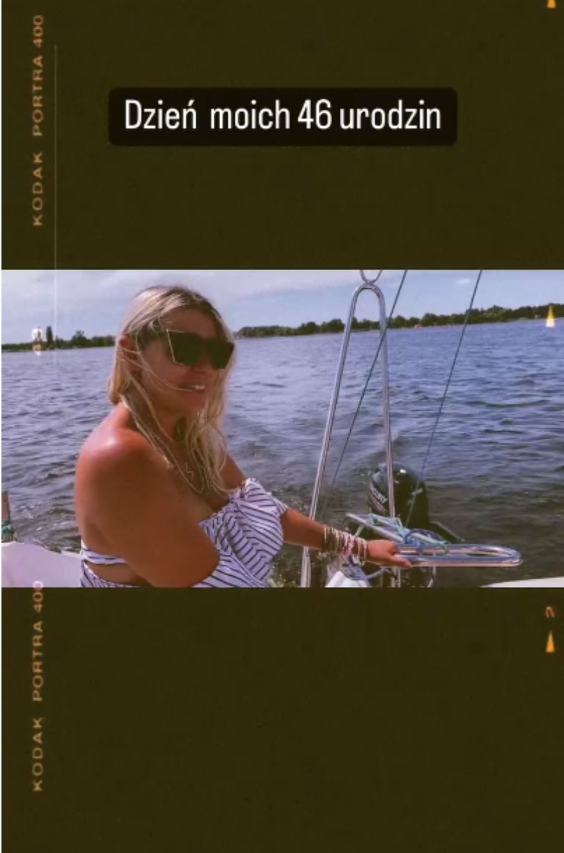 Maria Sadowska pozuje w bikini podczas żeglugi po jeziorze