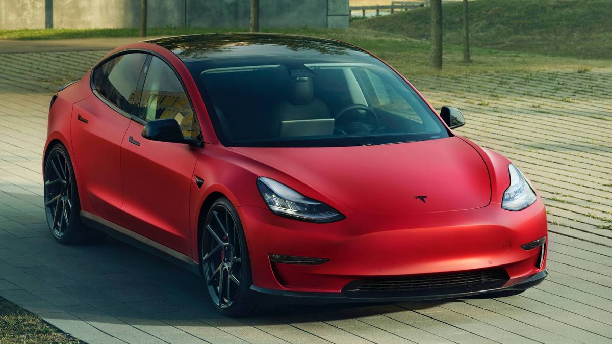 Matowa czerwień dobrze komponuje się z liniami Tesli.