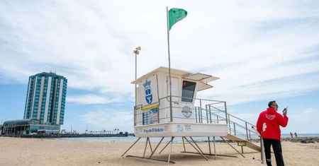 Dramat na plaży. Ocean porwał ponton z dwojgiem dzieci
