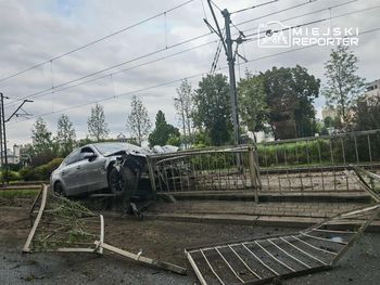 Warszawa: Wypadek na ul. Okopowej. Kierowca BMW wjechał w przystanek