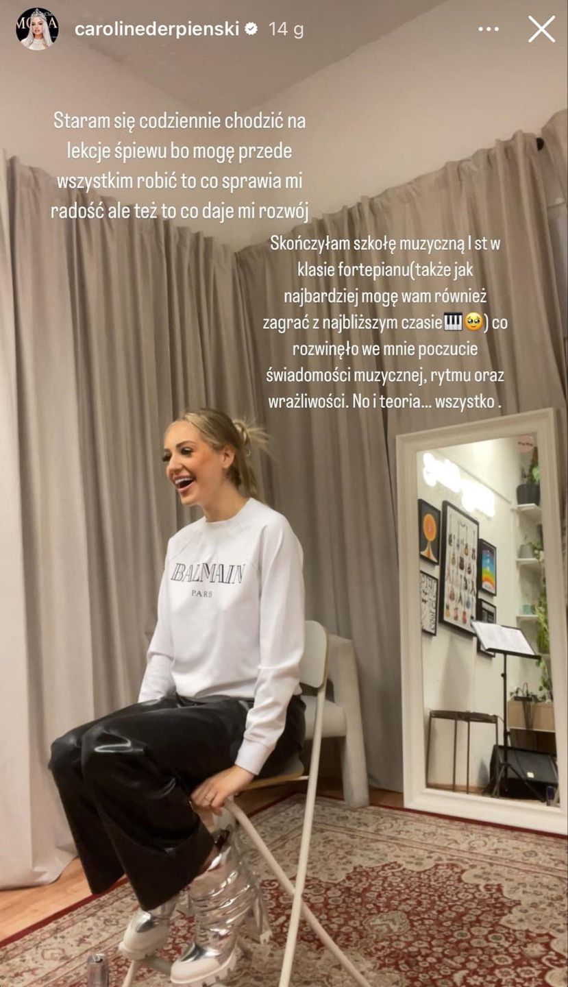 Caroline Derpienski melduje się na lekcji śpiewu 