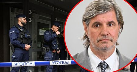 Prof. Cudak w AWS. Do budynku wszedł w asyście policji