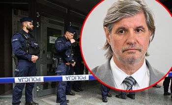 Prof. Cudak w AWS. Do budynku wszedł w asyście policji