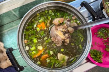 Do rosołu dorzucam trochę trawy. Azjaci zaklaskaliby z uznaniem