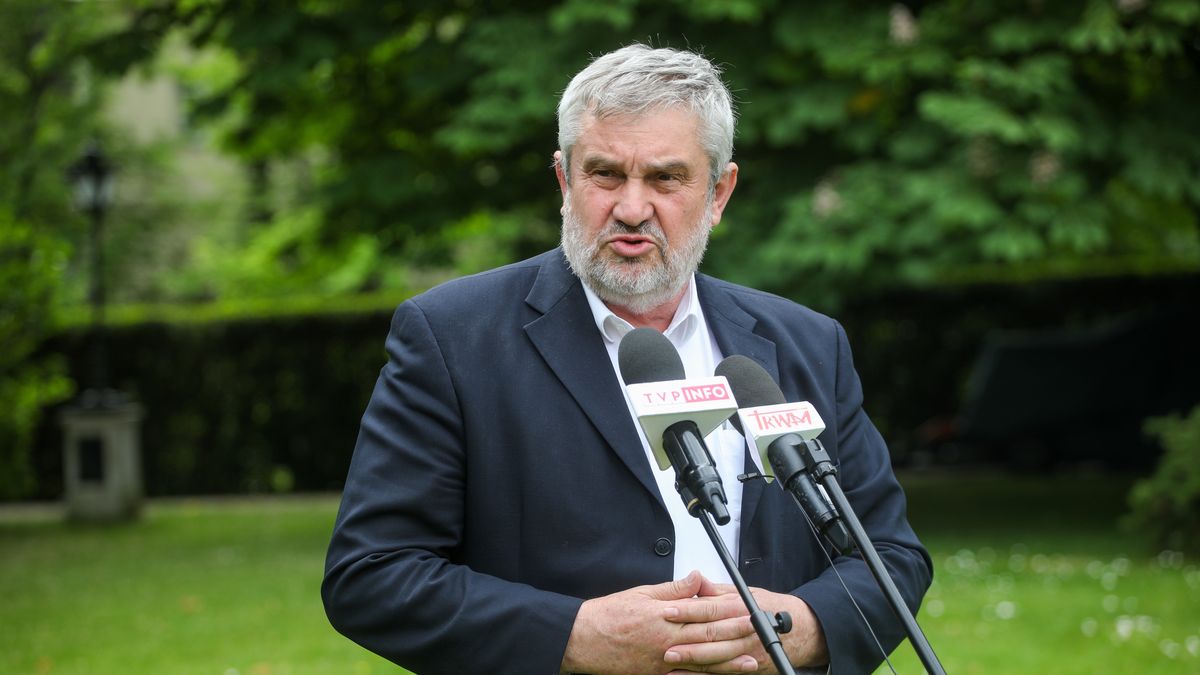 Jan Krzysztof Ardanowski
Warszawa, 14.05.2024. Przewodnicz�cy Rady ds. Rolnictwa i Obszar�w Wiejskich przy Prezydencie RP Jan Krzysztof Ardanowski podczas briefingu prasowego po posiedzeniu rady, 14 bm. przed Belwederem w Warszawie. (ad) PAP/Albert Zawada
Albert Zawada
briefing, Pa�ac Prezydencki, polityk, polityka, prasowy, briefing prasowy, konferencja prasowa, posiedzenie rady