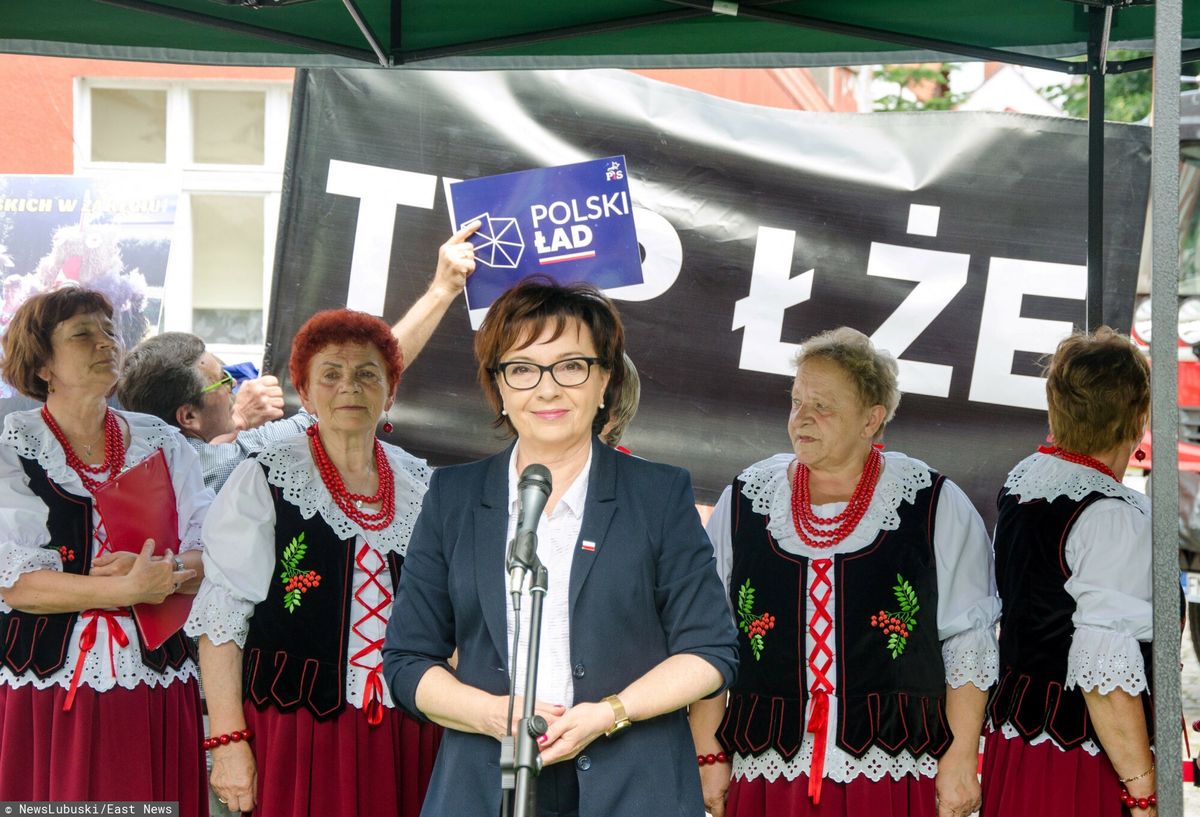 W tle za Elżbietą Witek widniał baner  z hasłem "TVP łże"