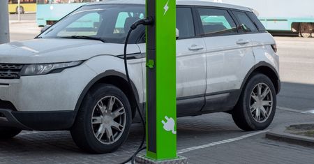 Ładowanie elektryków coraz droższe. A miało być tak pięknie i ekonomicznie