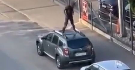 Niezwykły incydent podbił sieć. Skakał po samochodach i zaatakował... [FOTO]