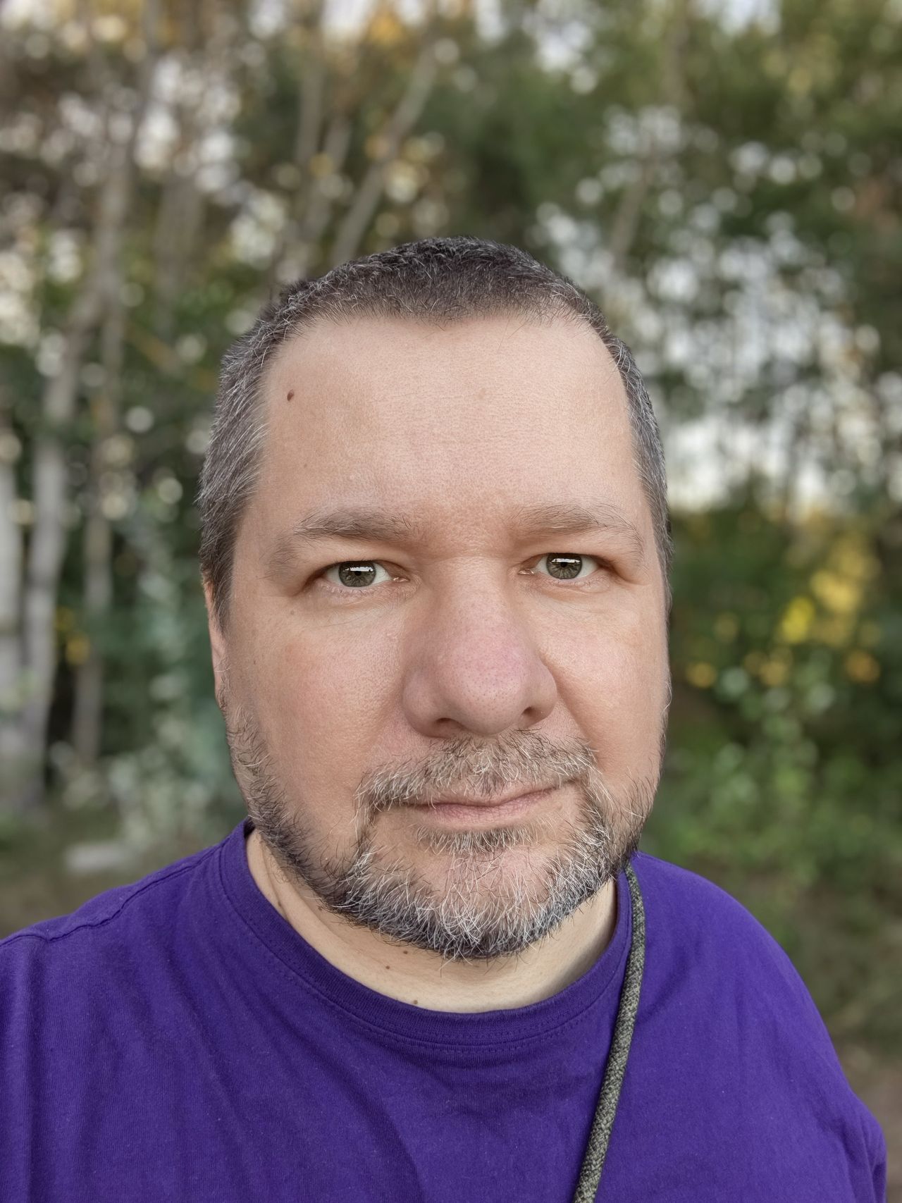 Selfie dzienne w trybie Portret z rozmytym tłem.