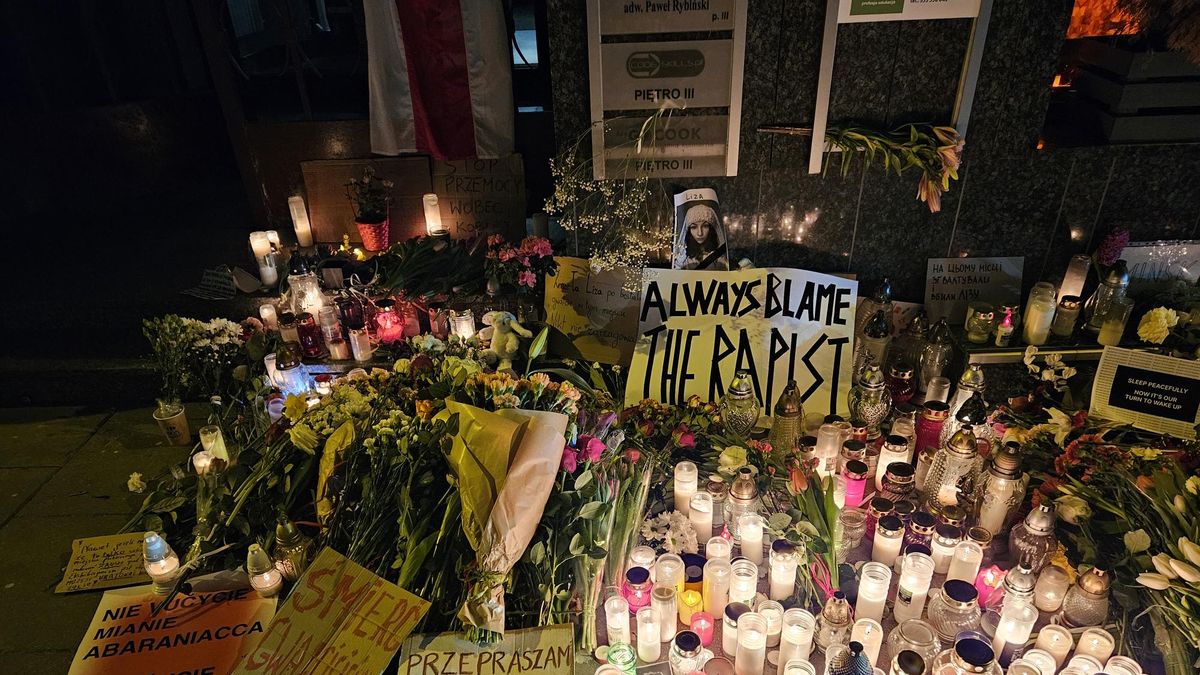 W bramie, gdzie zaatakowano Lizę, palą się znicze, leżą kwiaty i listy