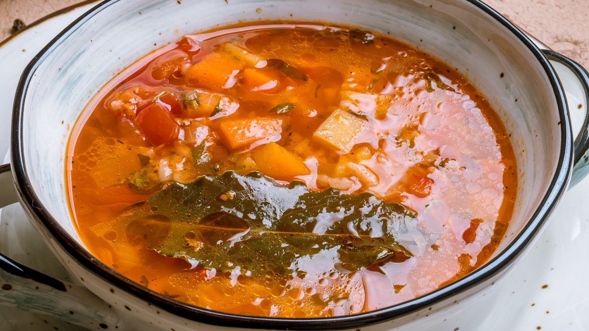 Charczo to kaukaska aromatyczna zupa pomidorowa z bogatą wkładką