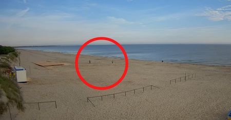 6:53 na plaży w Jantarze. Jeden obok drugiego. Spójrzcie