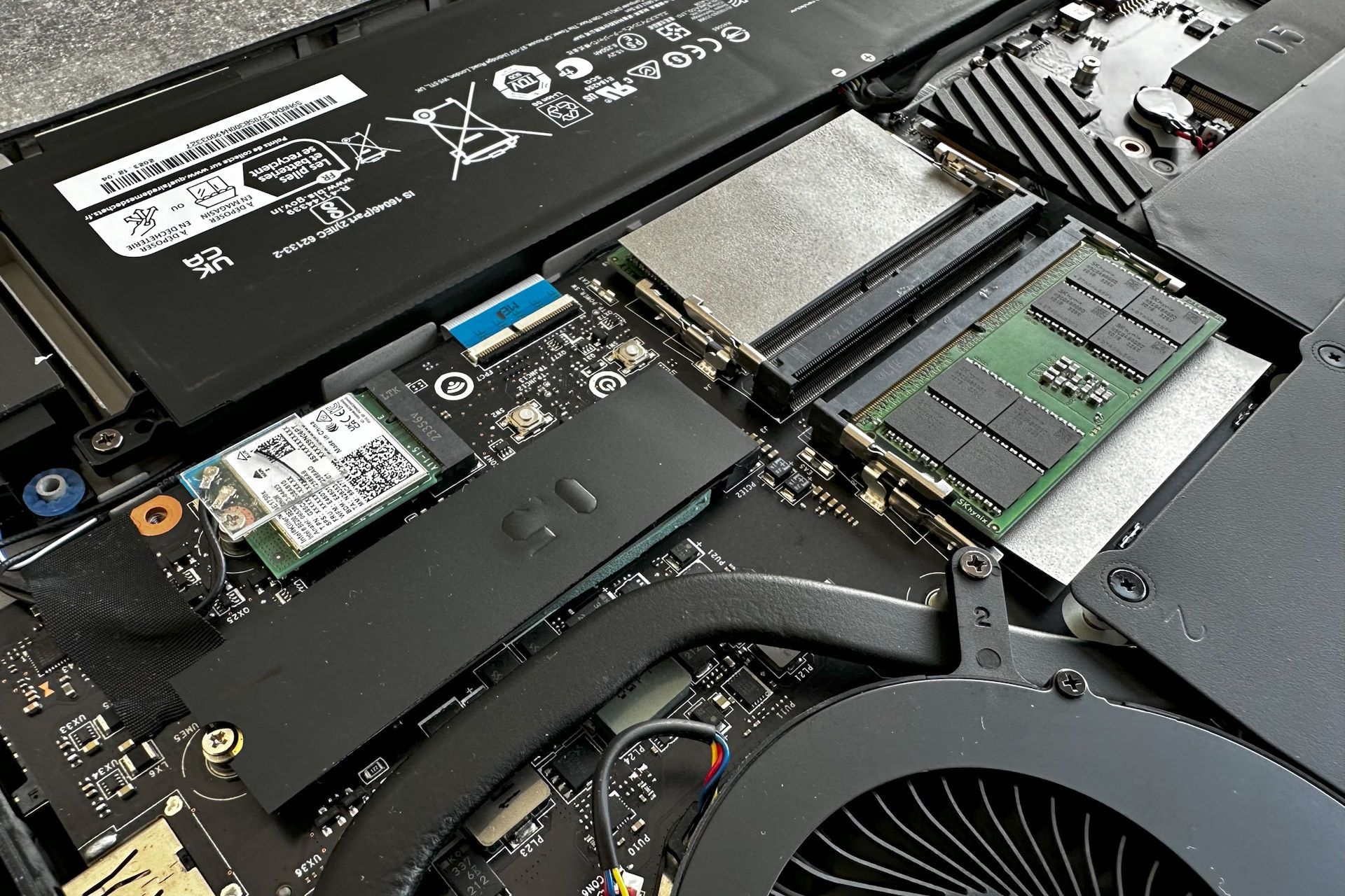 MSI Titan 18 HX A14V - RAM
