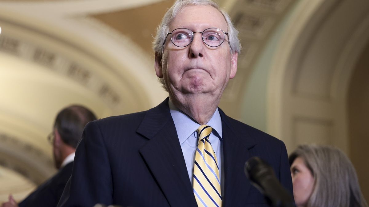 Mitch McConnell trafił do szpitala po upadku.