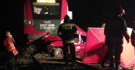 Niedrzwica Kościelna: Rodzinna tragedia na torach. Samochód wjechał wprost pod pociąg