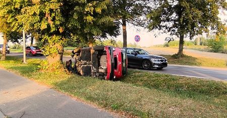 Citroen wypadł z jezdni, uderzył w drzewo i przewrócił się na bok. Kierująca pojazdem trafiła do szpitala