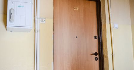 Widzisz przy drzwiach? "Mieszkanie przeznaczone do włamu"