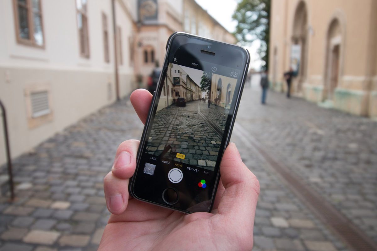 Nowy iPhone SE: solidną metalową konstrukcję zastąpi szkło?