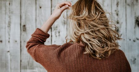 Blond. O czym pamiętać przed koloryzacją? Pomocne wskazówki dotyczące trwałości koloru