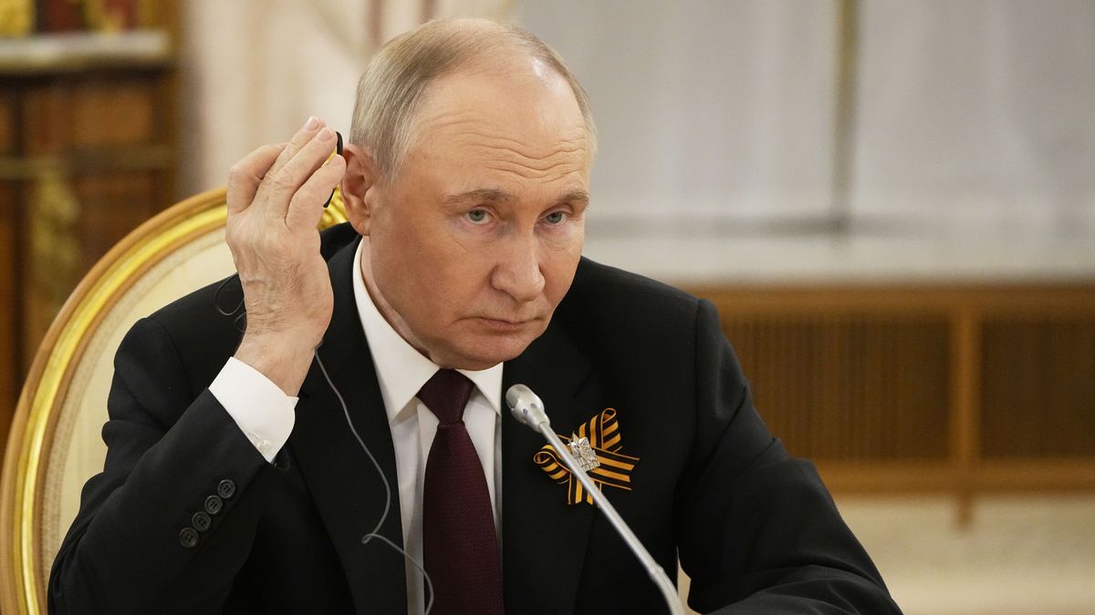 80th anniversary of Victory Day in Moscowepa12087483 Russian President Vladimir Putin attends his meeting with Serbia's President Aleksandar Vucic (not pictured) in Kremlin, Moscow, Russia, 09 May 2025. Russia marks the 80th anniversary of the victory in World War II over Nazi Germany and its allies.  EPA/ALEXANDER ZEMLIANICHENKO/AP POOL Dostawca: PAP/EPA.ALEXANDER ZEMLIANICHENKO/AP POOLVictory Day, anniversary, diplomacy