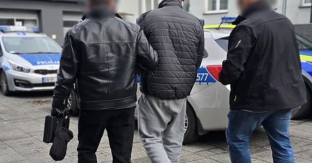Drogowy incydent w Zawierciu. Kierowca chciał rozjechać pieszych