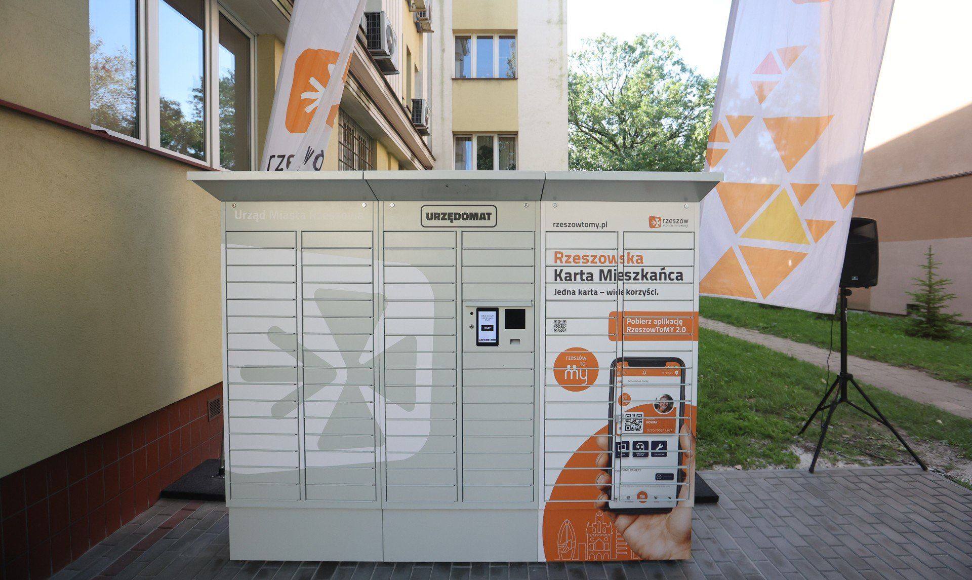 Uroczyste otwarcie urzdomatu do automatycznego wydawania dowodów rejestracyjnych przy budynku Urzdu Miasta Rzeszowa przy Pl. Ofiar Getta 7.