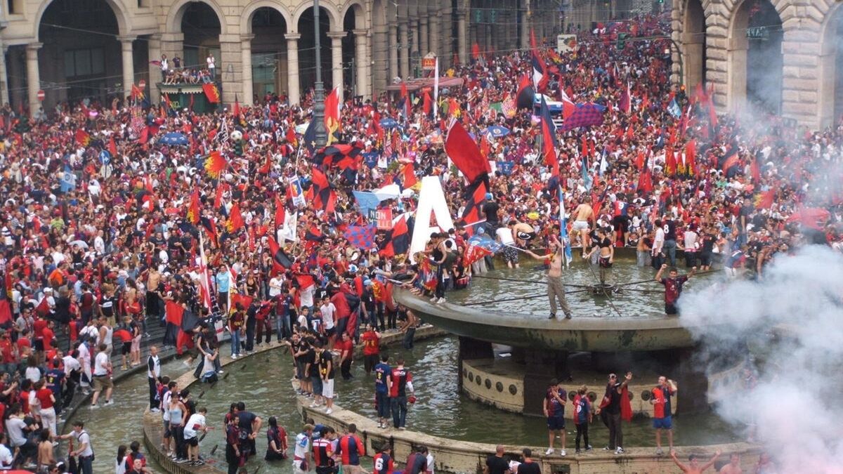 Kibice Genoi CFC na Piazza de Ferrari