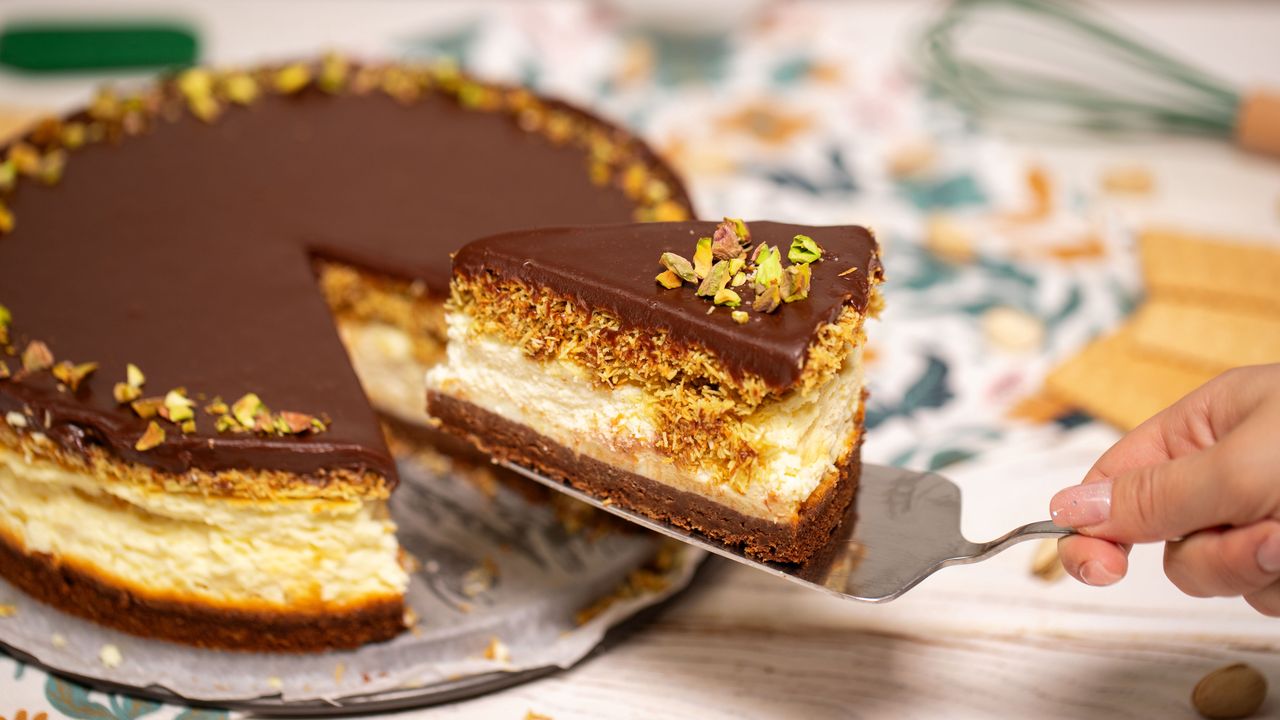 Luksusowy sernik dubajski z pistacjami. Prawdziwa rozkosz dla podniebienia