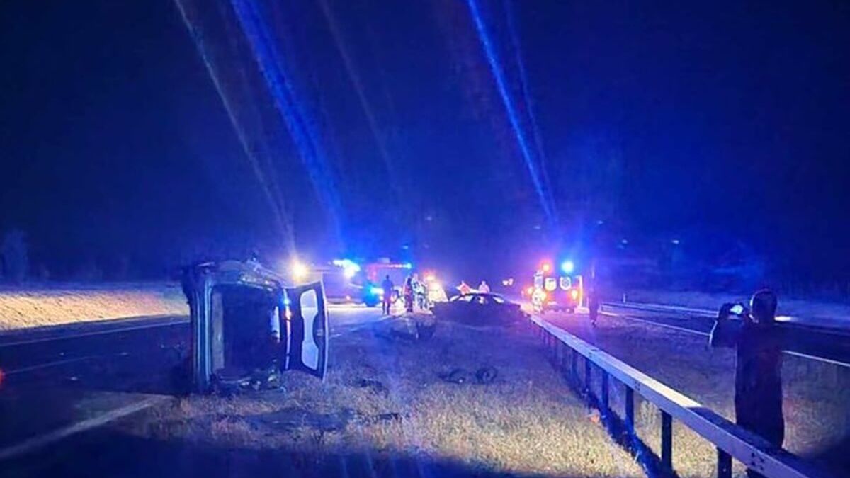 Groźny wypadek na S12. Ford uderzył w tył saaba