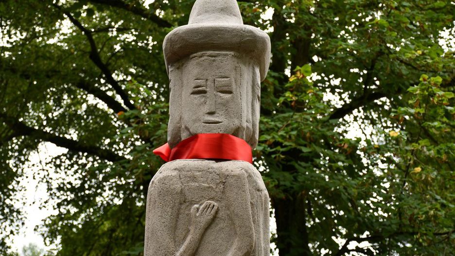figura została wykonana z żywicy i betonu, a dla wzmocnienia jest wypełniona keramzytem