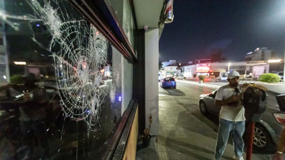Zniszczone witryny sklepów, podpalone samochody, zdemolowane ulice po antyimigranckich wystąpieniach w cypryjskim mieście Limassol
