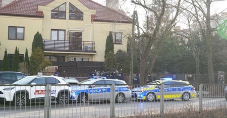 Policja przed kolejnym domem Ziobry. Ten był wówczas w siedzibie prawicowej telewizji