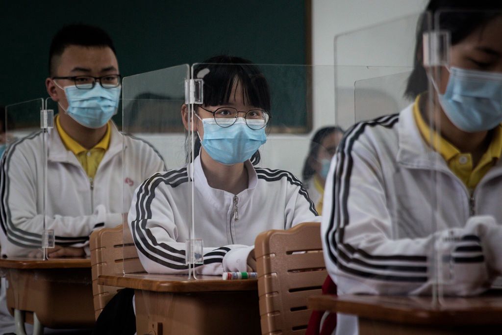 Chiny. Maseczki zakazane na lekcjach wychowania fizycznego