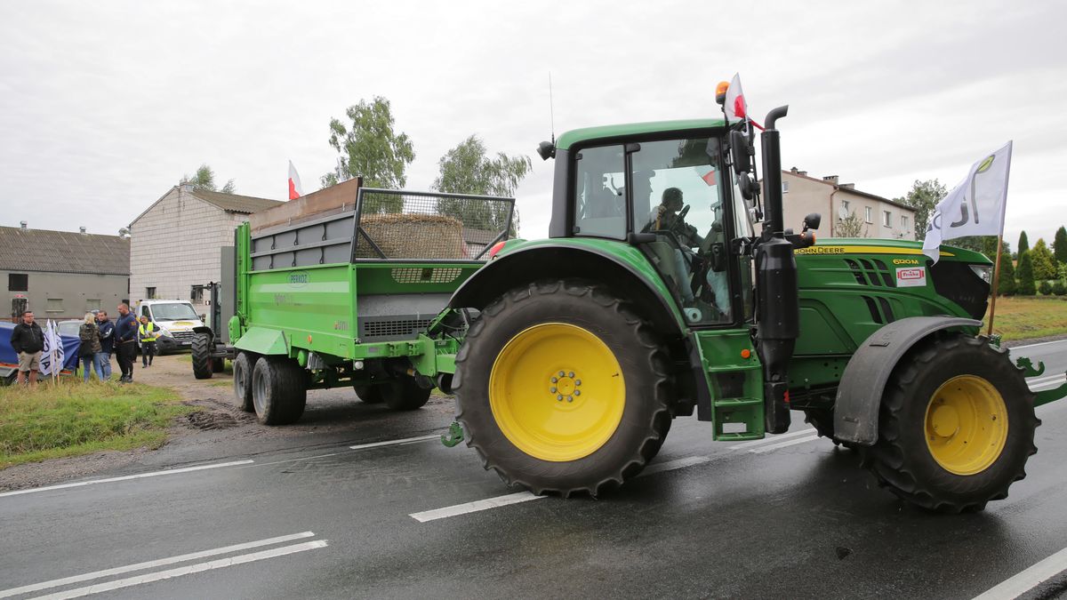 Sampława, 17.08.2021. Protest rolników w miejscowości Sampława, gdzie krzyżują się droga krajowa nr 15 i droga 536, 17 bm. To pierwsza z akcji zapowiedzianych w najbliższym czasie przez Agrounię. Blokada ma potrwać dobę. (amb) PAP/Tomasz Waszczuk