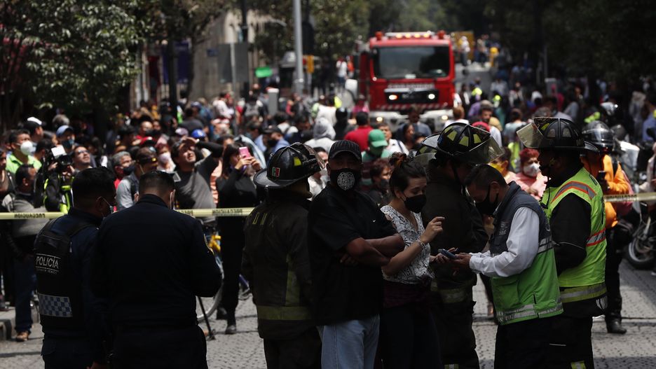 An earthquake of magnitude 7.4 shakes central Mexico
epa10194327 People remain in the streets after the seismic alert was activated in Mexico City, Mexico, 19 September 2022. An earthquake of preliminary magnitude 7.4 shook central Mexico on the day of the anniversary of the earthquakes of 19 September 1985 and 2017.  EPA/Jose Mendez 
Dostawca: PAP/EPA.
Jose Mendez