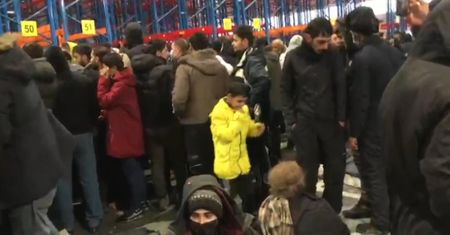 Imigranci wiwatują w białoruskim magazynie. Tłum wykrzykuje jedno